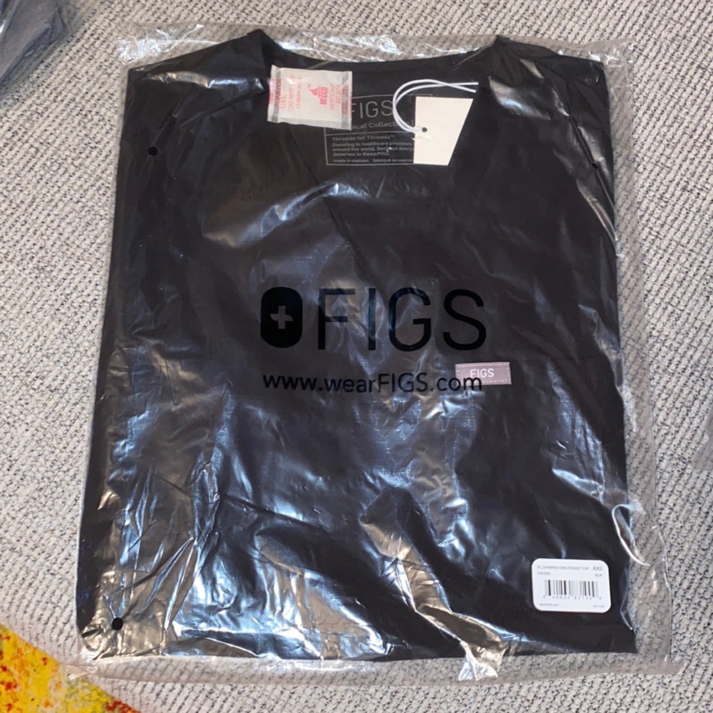 Black figs scrub top